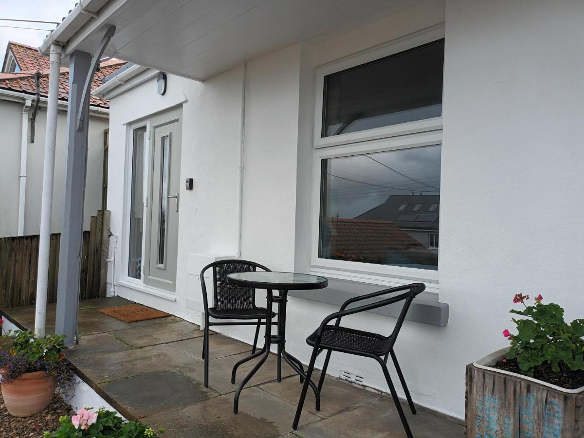 Contemporary One Bed Studio. Sea Views And Parking Вествард Хо Экстерьер фото